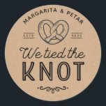 Moozel tassen we hebben de knot Rustic Kraft getil Ronde Sticker<br><div class="desc">Pretzel Bags. Voeg een leuke kleur en unieke stijl toe aan je bruiloft of vrijgezellenfeest. Een vrijgezellenfeest-gunsttas is een geweldige aanvulling op partijplanning. Deze unieke tassen zullen gemakkelijk als geschenk worden gebruikt en kunnen als een mooie decoratie dienen op je trouwreceptie of vrijgezellenfeest. Het perfecte hoopje voor je gasten!</div>