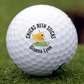 Moppige vogel speelt golf gemerkt met initialen golfballen