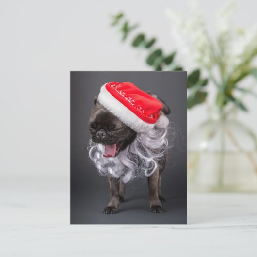 Mops die gaapt in een kerstmuts en -baard feestdagenkaart (Staand voorkant)