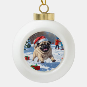 Mops die in de sneeuw rent met Kerstmuts Keramische Bal Ornament