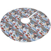 Mops die in de sneeuw rent met Kerstmuts Kerstboom Rok (Gekanteld)