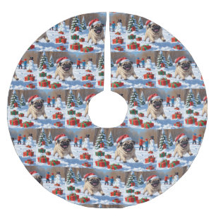 Mops die in de sneeuw rent met Kerstmuts Kerstboom Rok