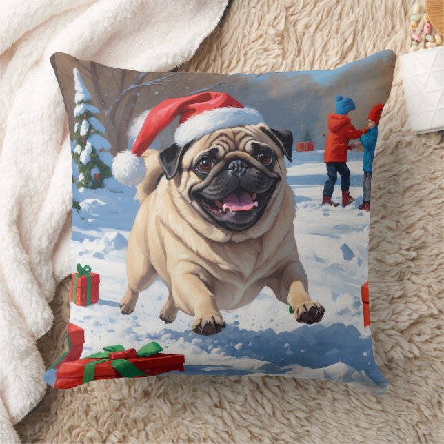 Mops die in de sneeuw rent met kerstmuts kussen (Deken)