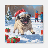 Mops die in de sneeuw rent met kerstmuts magneet (Voorkant)
