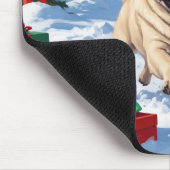 Mops die in de sneeuw rent met kerstmuts muismat (Hoek)