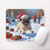 Mops die in de sneeuw rent met kerstmuts muismat (Met muis)