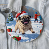 Mops die in de sneeuw rent met kerstmuts ronde button 6,0 cm (In situ)