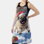 Mops die in de sneeuw rent met Kerstmuts Schort (Insitu)