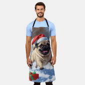 Mops die in de sneeuw rent met Kerstmuts Schort (Gedragen)