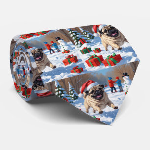 Mops die in de sneeuw rent met kerstmuts stropdas