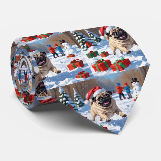 Mops die in de sneeuw rent met kerstmuts stropdas (Opgerold)