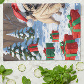 Mops die in de sneeuw rent met kerstmuts theedoek (Gevouwen)
