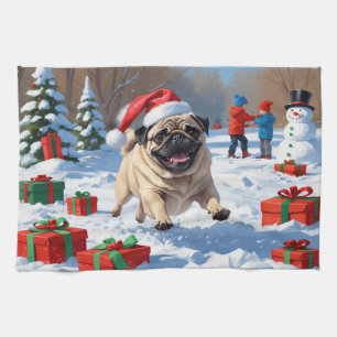 Mops die in de sneeuw rent met kerstmuts theedoek
