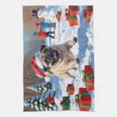 Mops die in de sneeuw rent met kerstmuts theedoek (Verticaal)
