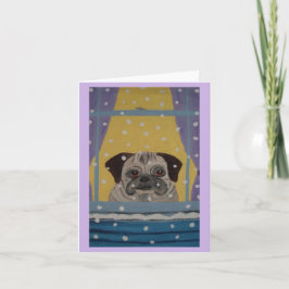 Mops die naar de sneeuw kijkt