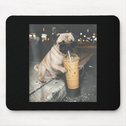 Mops drinkend ijskoude koffie grappige dier meme h muismat (Voorkant)