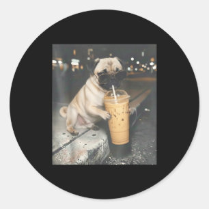 Mops drinkend ijskoude koffie grappige dieren meme ronde sticker