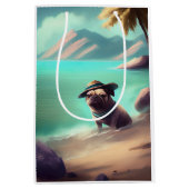 Mops genietend op het strand schilderend kunst medium cadeauzakje (Voorkant)