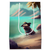 Mops genietend op het strand schilderend kunst medium cadeauzakje (Achterkant)