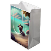 Mops genietend op het strand schilderend kunst medium cadeauzakje (Achterkant Gekanteld)