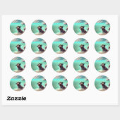 Mops genietend op het strand schilderend kunst ronde sticker (Vel)
