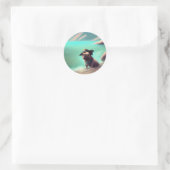Mops genietend op het strand schilderend kunst ronde sticker (Tas)