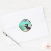 Mops genietend op het strand schilderend kunst ronde sticker (Envelop)