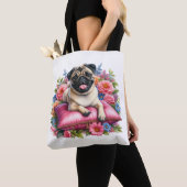 Mops hond op een kussen met bloemen in waterverf tote bag (Dichtbij)