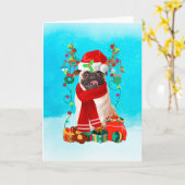 Mops in de sneeuw met kerstcadeaus kaart (Gele Bloem)