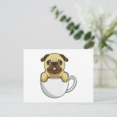 Mops met kopje koffie briefkaart (Staand voorkant)