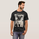 Mops met zonnebril op het strand t-shirt (Voorkant volledig)