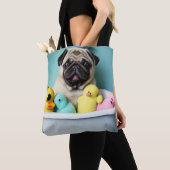 Mops Paradijs: Een Schoonheid in Bad Tote Bag (Dichtbij)