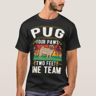 Mops vier poten twee voeten één team t-shirt
