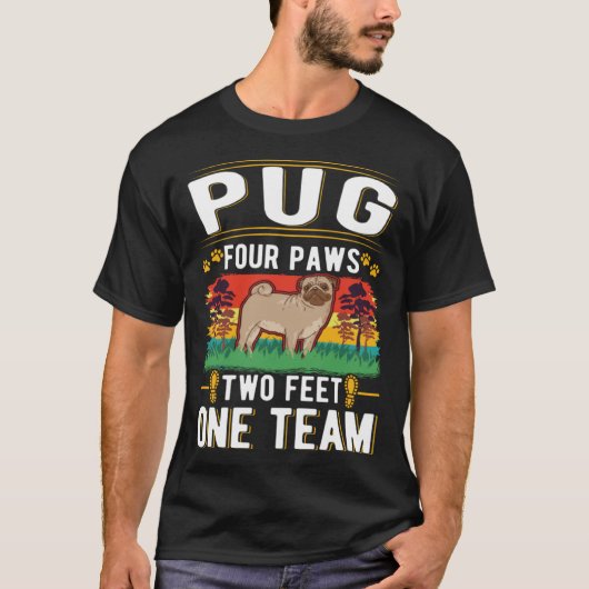 Mops vier poten twee voeten één team t-shirt (Voorkant)