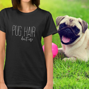 Mopshaar maakt zich geen zorgen over minimalistisc t-shirt