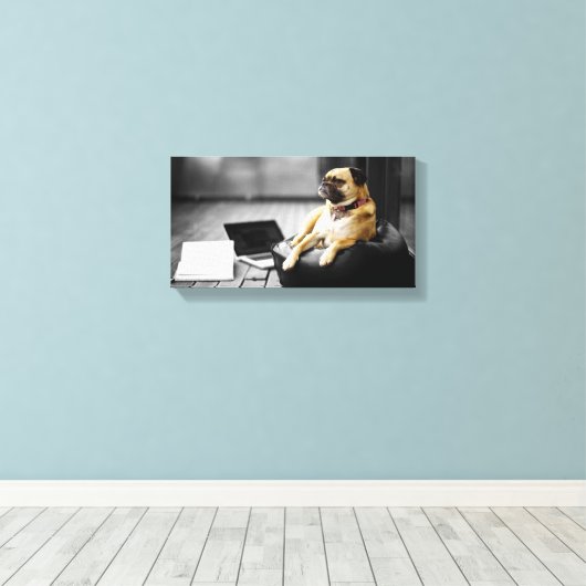 Mopshond in rust canvas afdruk (Insitu (Houten vloer))