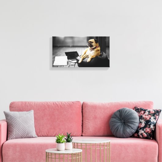 Mopshond in rust canvas afdruk (Insitu (Woonkamer))