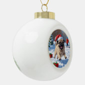 Mopshond loopt in de sneeuw met kerst Pet Keramische Bal Ornament (Links)