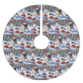 Mopshond loopt in de sneeuw met kerst Pet Kerstboom Rok (Voorkant)