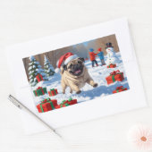 Mopshond loopt in de sneeuw met kerst Pet Rechthoekige Sticker (Envelop)