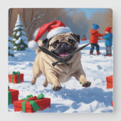 Mopshond loopt in de sneeuw met kerst Pet Vierkante Klok (Voorkant)