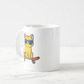 Mopshond Skateboard Mok – Grappige Coole Kat Koffi (Voorkant links)