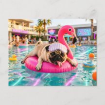 Mopsvla die drijft op Roze Flamingo Drijver