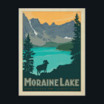Moraine Lake, Alberta Canada Briefkaart<br><div class="desc">Anderson Design Group is een bekroonde illustratie- en ontwerpfirma in Nashville,  Tennessee. Oprichter Joel Anderson leidt een team van getalenteerde artiesten naar creëer originele poster kunst die lijkt op klassieke  prints van de jaren 20 tot de jaren 60.</div>