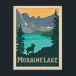 Moraine Lake, Alberta Canada Briefkaart<br><div class="desc">Anderson Design Group is een bekroonde illustratie- en ontwerpfirma in Nashville,  Tennessee. Oprichter Joel Anderson leidt een team van getalenteerde artiesten naar creëer originele poster kunst die lijkt op klassieke  prints van de jaren 20 tot de jaren 60.</div>