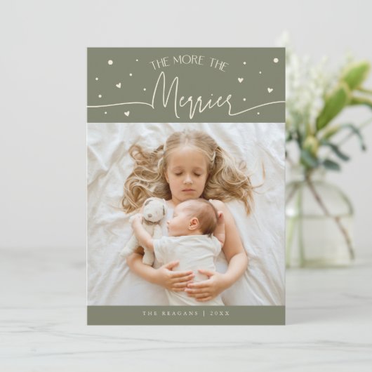 More The Merrier Christmas Sage Green Photo Birth  Aankondiging (Staand voorkant)