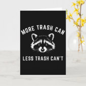 More Trash Can, Less Trash Can't - Funny Raccoon  Kaart (Gele Bloem)