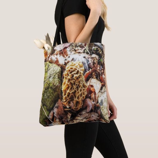 Morel paddenstoel in het wild tote bag (Dichtbij)