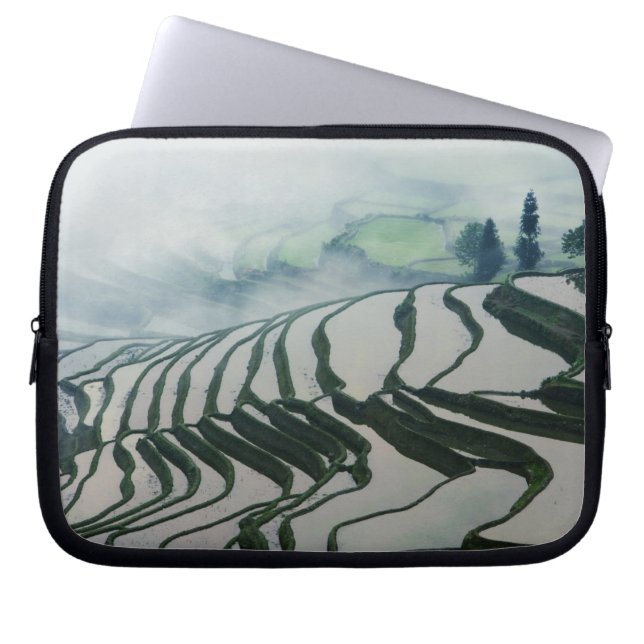Morning Fog boven rijstvelden Laptop Sleeve (Voorkant)
