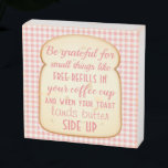 Morning Gratitude Quote Kitchen Houten Kist Print<br><div class="desc">"Wees dankbaar voor de kleine dingen zoals gratis bijvullen in je koffiekopje en wanneer je toast boter opzijt"</div>